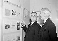 Ambassadrådet A.H Broch och postmuseiintendenten Heurgren vid en norsk frimärksutställning på Postmuseum.