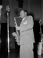 Coleman Hawkins spelar saxofon på Konserthuset.