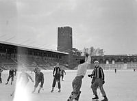 Läroverkselever spelar bandy på Stockholm Stadion.