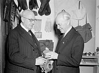 Generalmajor G. Lindström och underståthållare E. Hallgren på Luftskyddsexpo.
