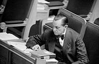 Riksdagens utrikesdebatt. Jarl Hjalmarson, partiledare för Högerpartiet ( år 1950-1961).