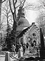 Gudstjänstbesökare lämnar Solna kyrka.