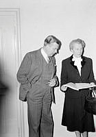 Mynttorget 2, Kanslihuset. Folkhushållningsdepartementets Generalsekreterare Gunnar Myrdal och Stadsrådet Karin Kock.