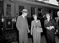 Kronprinsen Gustaf Adolf och prinsessan Louise  på Centralstationen i Stockholm.