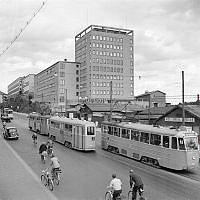 Hornsgatans gatutrafik med nybyggda hus i bakgrunden.