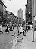 Gångtrafikanter korsar Kungsgatan vid Hötorget, vy mot Kungsgatan österut.