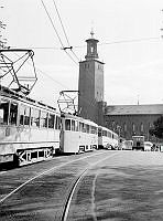 Elstopp för spårvagnar vid Tegelbacken. Stadshuset i bakgrunden.