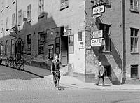 Korsningen Sankt Paulsgatan - Götgatan. Ölcafé på hörnet.