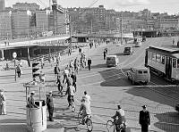 Slussen. Cyklister blir dirigerade av poliser.