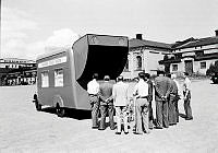 Svea Artilleris gård, Valhallavägen. Engelsk filmbuss som Högern ska använda i sin valkampanj i Norrland.