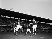 Råsundastadion. Fotbollsmatch mellan AIK och Djurgården.