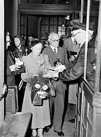 Centralstationen. Lord President Morrison med fru ankommer till Stockholm. Biljettkontroll.