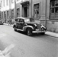 Karduansmakargatan. Bil parkerad på gatan. En Cadillac 4-door Saloon årsmodell 1936.