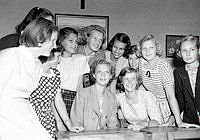 Döbelnsgatan 9. Upprop i Franska skolan. I mitten på bilden ses prinsessan Birgitta.