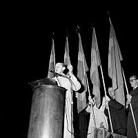 Jarl Hjalmarson, Högerpartiets partiledare, talar på högermöte utanför Råsundastadion.