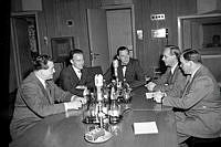 Högerledaren Jarl Hjalmarson valintervjuas i radio. Fr. v. Herbert Claesson (s), Holger Wigerz (fp), Hjalmarsson, Knut Olsson (k) och Torsten Andersson (bf).