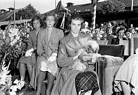 Hagasessorna på Kennelklubbens utställning. Fr. v. Desirée, Birgitta och Margareta med C. Leuhusens Shi-Tsu-hund.