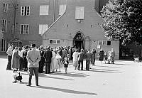 Enskede skola. (Enskede nya folkskola) Kö på skolgården för att rösta i valet.