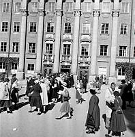 Kommendörsgatan 31, Nya Elementar för flickor (Ahlströmska skolan). Kö på skolgården för att rösta i valet.
