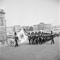 Slottsbacken. Vy mot Blasieholmen med Nationalmuseum i fonden. Vaktparaden går i björnskinnsmössor.