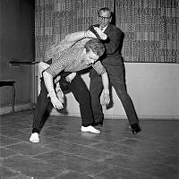 Djurgårdsmässa på Solliden. Edvin Adolphson (t.h.) är årets konferencier. Här ses han dansa rock n´ roll, med några av de dansare som skall uppträda på mässan.