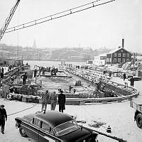 Beckholmsvarvet, vy över Saltsjön mot östra Södermalm. Betongkassun som ska sänkas ned i Liljeholmsviken och fungera som undervattensbro för tunnelbanan.