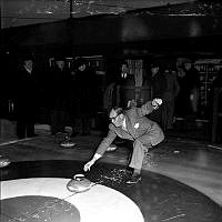 Fiskartorpsvägen 20, Tennisstadion. Invigning av de konstfrusna curlingbanorna. Provspelning.