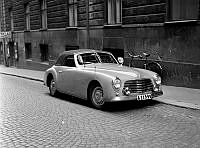 Bil parkerad på gatan, en SIMCA 8 Sport 1949-års modell med kaross Battista Pinin Farina.