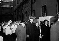 Överståthållare Johan Hagander går med i tomtetåg till Stortorget.