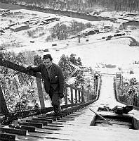 Nya Hammarbybacken. En man går uppför trappan till hoppbacken. Backen ska lagas och förbereds inför SM i backhoppning, 27-31 januari 1951.