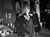 Kung Gustaf VI Adolf möter sin dotter, Drottning Ingrid av Danmark och barnbarnen prinsessorna Margrethe, Anne-Marie och Benedikte på Centralstationen.