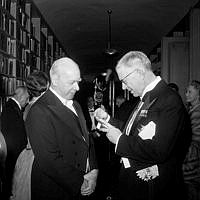 Stortorget 2, Börshuset. Svenska Akademiens högtidsdag. Kung Gustaf VI Adolf och akademiens ständige sekreterare Anders Österling.