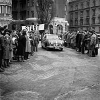 Gatan utanför Södra Blasieholmshamnen 6 och 4, Hovslagargatan 2. Starten för Monte-Carlo rallyt.