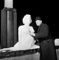 Arvid Sjöberg, sågskärare, tillverkar en snöskulptur.