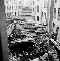 Fridhemsplan, Kv. Väktaren. Ett 35 meter långt schakt under kvarteret där tunnelbanan går. Gator som omringar kvarteret är, Drottningholmsv., Fridhemsg., Sankt Göransg. och Sankt Eriksg.