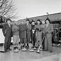 Fiskartorpsvägen 20. SM-final i Curling på Tennisstadions konstfrusna banor. Grupporträtt av de två finallagen, fr.v. Leksand  och Fjällgården.