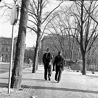 Karl XIIs Torg mot Arsenalsgatan. Sotare på promenad.