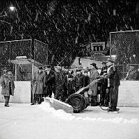 Johanneshov isstadion. Snöskottning av rinken. Matchen mellan Göta och Gävle fick ställas in p.g.a. snöovädret.