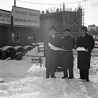 Italienska institutet under byggnad vid Gärdesgatan 14. Från vänster syns arkitekt Ture Wennerholm, institutets grundare Carlo Maurilio Lerici och chef Alessandro de Masi.