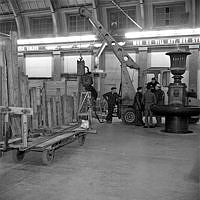 Centralstationen. Byggnadsarbetare utför pålningsarbete nattetid i vänthallen. T.h. på bilden finns en dricksvattenfontän. (Fontänen är gjord av jämtlandskalksten och är tre meter hög).