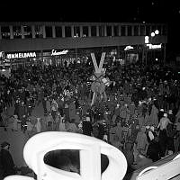 Vällingby Torg. Tjugondag Knut firas med dans kring bocken.