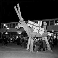 Vällingby Torg. Tjugondag Knut firas vid bocken.