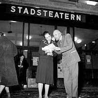 Årsta Centrum, Stadsteatern. Människor utanför teatern där Uppsala Stadsteater preimärspelar 