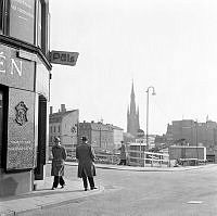 Korsningen Mäster Samuelsgatan 37 - Malmskillnadsgatan. Vy sydväst, mot Klara kyrka och kvarteren Skansen (t.v.) och Sporren (t.h.). Kvarteret Hoven och Sporrens östra del är rivna.