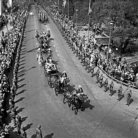 Norrbro. Kortege med Gustaf VI Adolf och Drottning Juliana av Nederländerna.