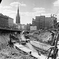 Tunnelbanebygget i Klara. Kvarteret Gropen, Hägern större och Sporrens östra del är rivna. T.v. går Klarabergsgatan på provisoriskbro och t.h. går Mäster Samuelsgatan på provisoriskbro.