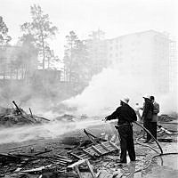 Filipstadsbacken. En brand utbröt i tre arbetsbaracker och hotade ett skogsparti i det nya bostadsområdet i Farsta.