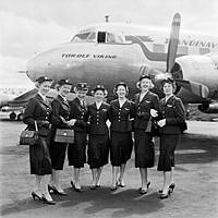 Bromma flygplats. SAS nya flygvärdinnor. Britt Öman, Daisy Orstadius, Helena Hellichius, Birgitta Forsell, Ulla-Britta Erikson, Rose Ekelund och Ellen Strömberg. Torolf Viking var en Saab-90 Scandia.