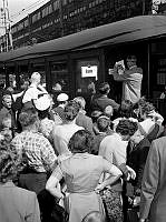 Östra Station. Barn reser från Stockholm till Barnens ö i Roslagen för att vara på kolonier i två månader. (Sammanlagt reste ca 1700 barn till kolonier på Barnens Ö under en sommar).