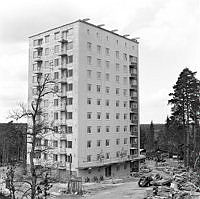 Filipstadsbacken 36. Den sydligaste stadsdelen i Stockholm byggs. Det första paret flyttar in i Farsta, Lars och Syster Klingberg tittar ut genom sitt fönster i sin 3:rummare på 9:e våningen.